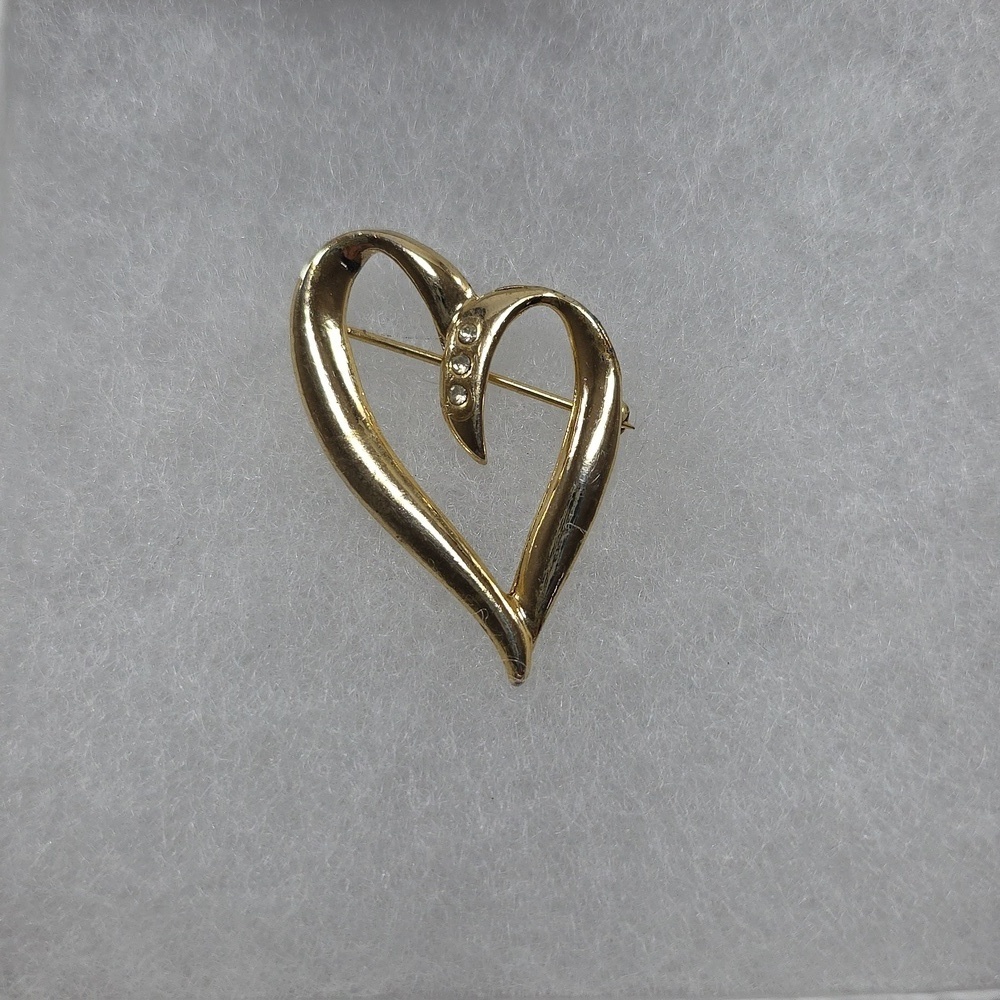 Elegant Gold Heart Brooch